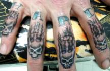 skulls tattoo on fingers